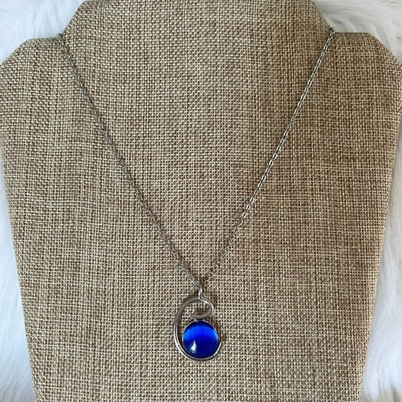 Jewelry - BEautiful Blue Glass Bead Pendant Necklace Silver Tone Adjustable 10829